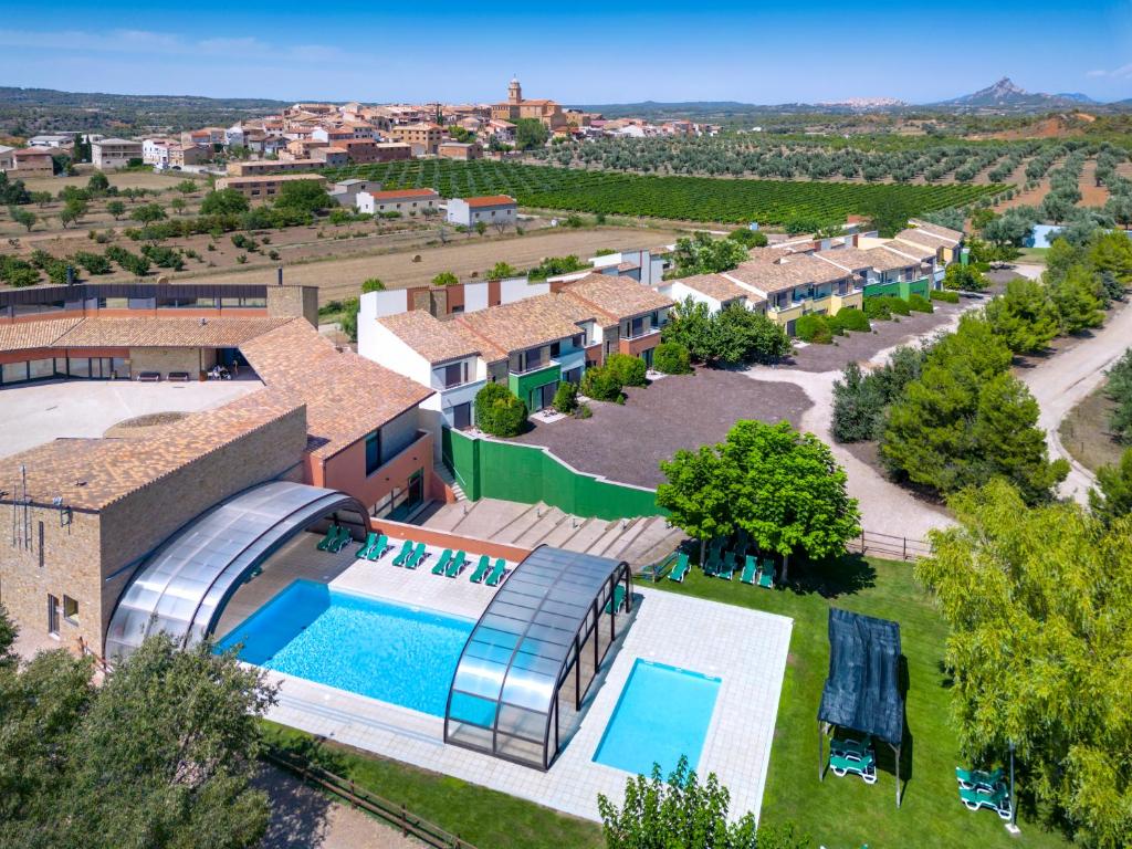阿尔内斯Hotel Vilar Rural d'Arnes by Serhs Hotels的享有带游泳池的别墅的空中景致