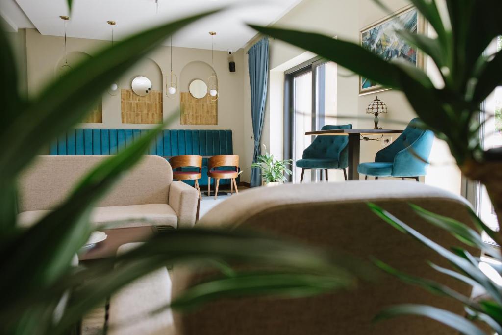苏博蒂察AVIOR Garni Hotel的客厅配有沙发和椅子