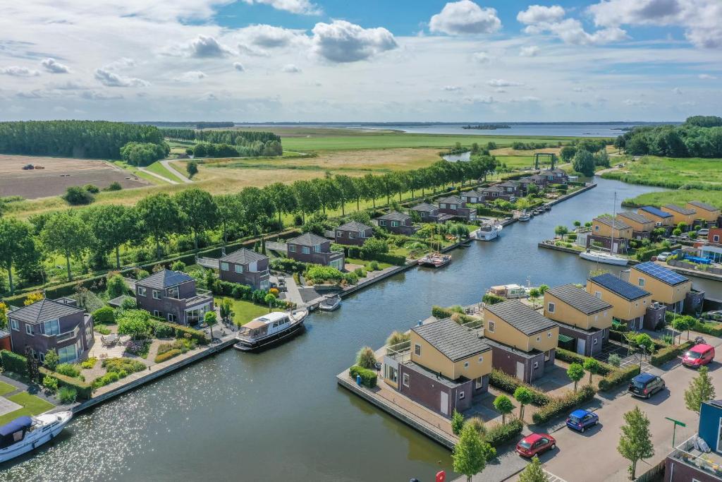 Oude-TongeNautic Rentals - Marinapark Oude-Tonge的享有河流的空中景致,设有房屋和船只