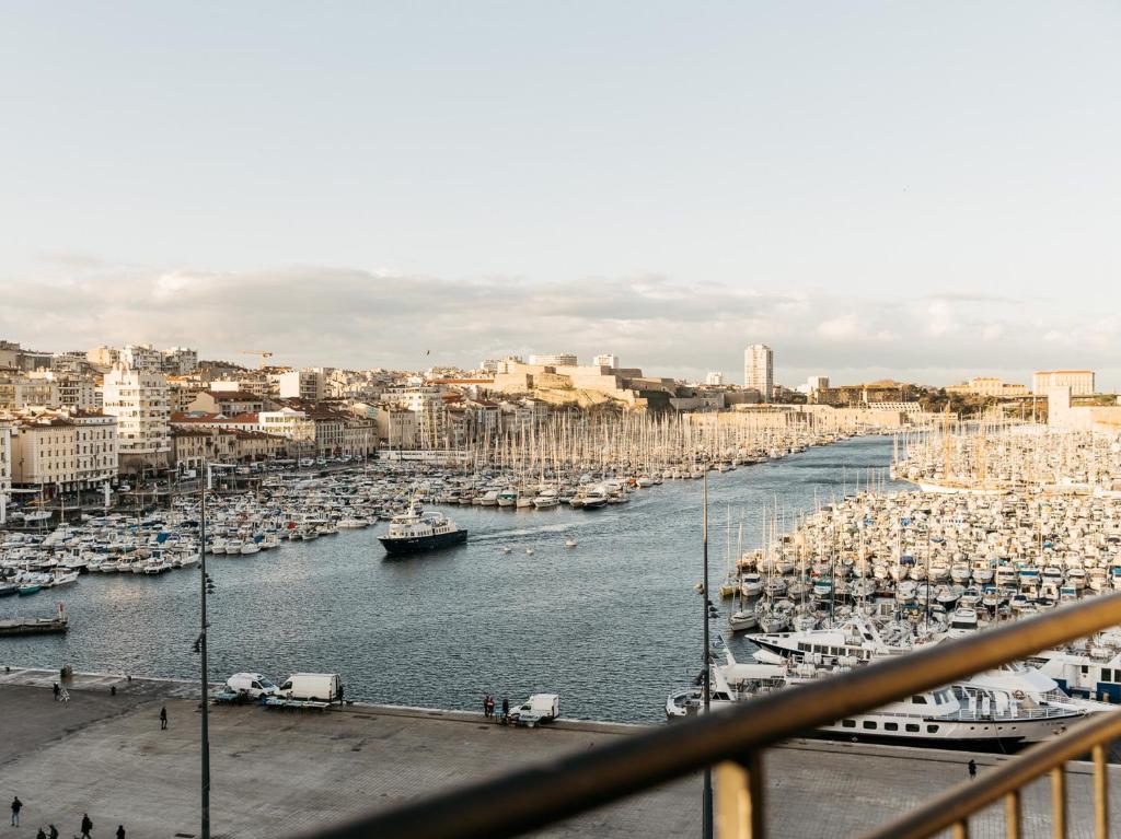 马赛New Hotel Le Quai - Vieux Port的享有海港和水中船只的景色