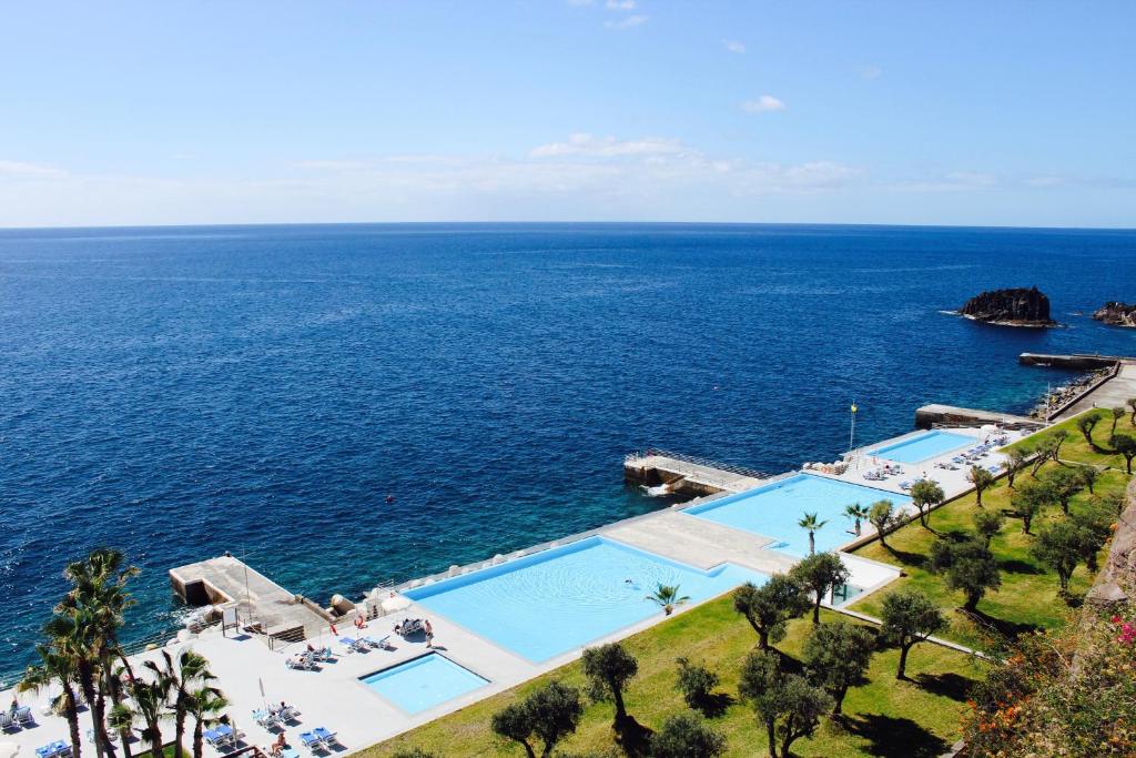 丰沙尔VidaMar Resort Hotel Madeira - Dine Around Half Board的享有海洋和游泳池的空中景致