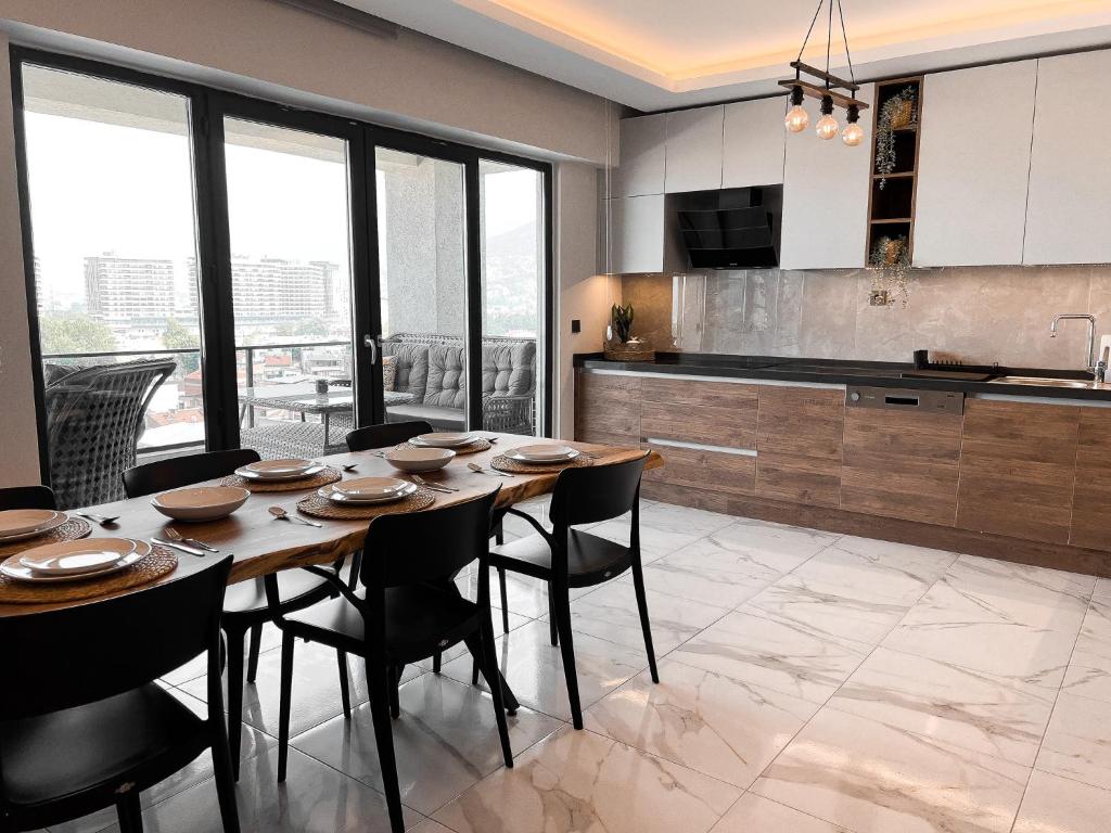 伯萨BMB GROUP HÜRRİYET HOME的厨房以及带桌椅的用餐室。
