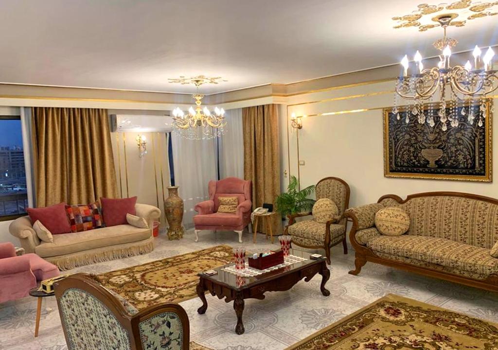 开罗Luxury Apartment 2 Nasr City- City stars的客厅配有家具和吊灯。