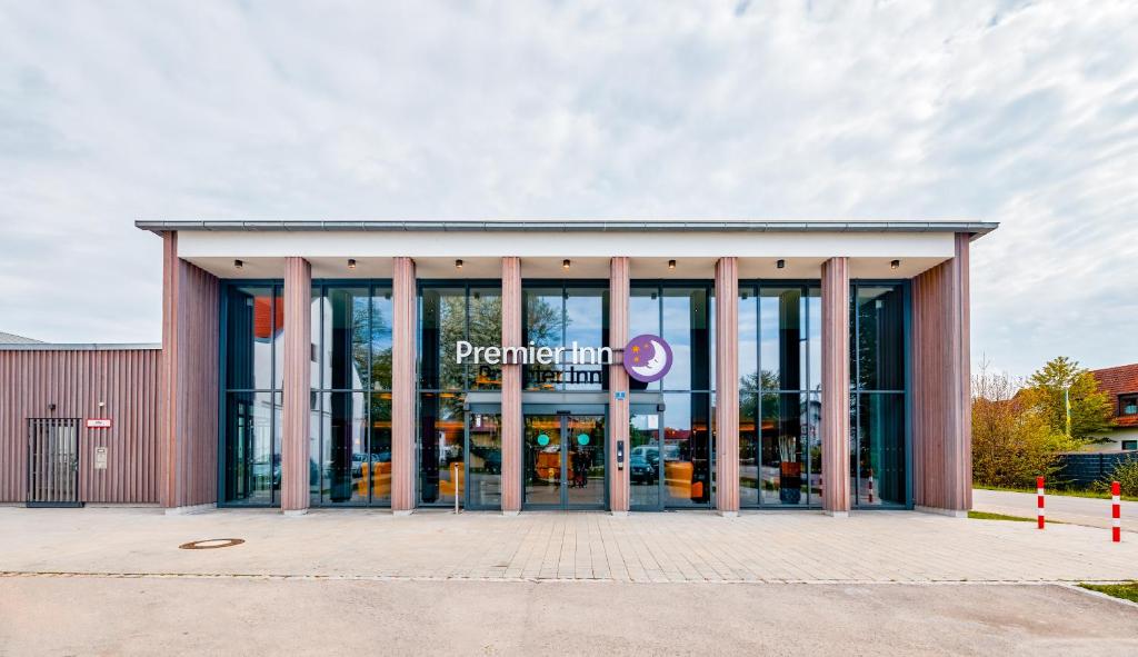 哈尔伯格摩斯Premier Inn München Airport Süd的带有永久读号的建筑物