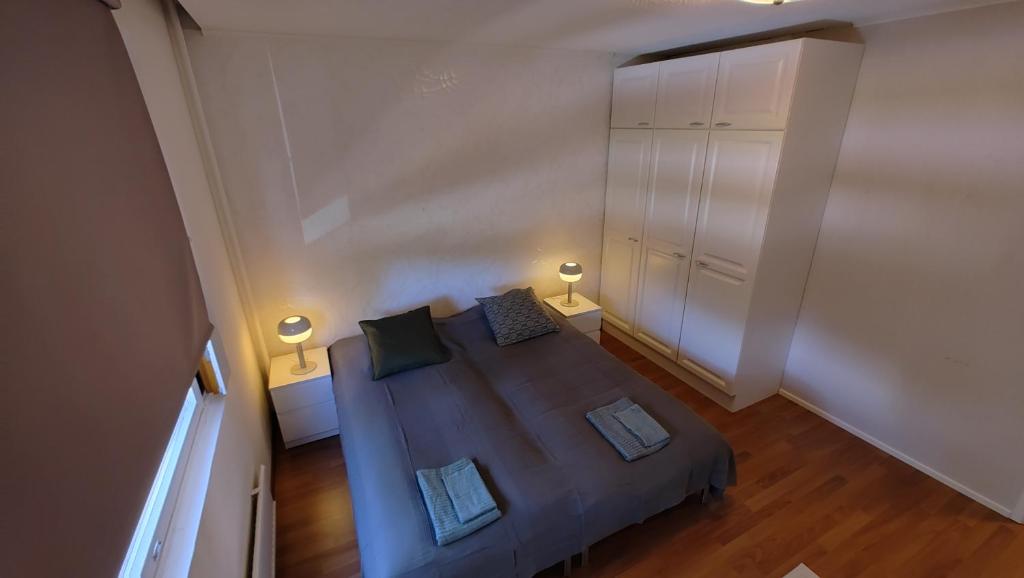 尼尔西艾New 1 bedroom apartment near amenities nilsia near tahko的卧室的顶部景色,设有一张床和两盏灯