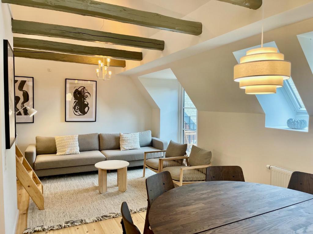 哥本哈根Large 5 Bedroom Flat in Lovely Urban Area in CPH Ø的客厅配有桌子和沙发
