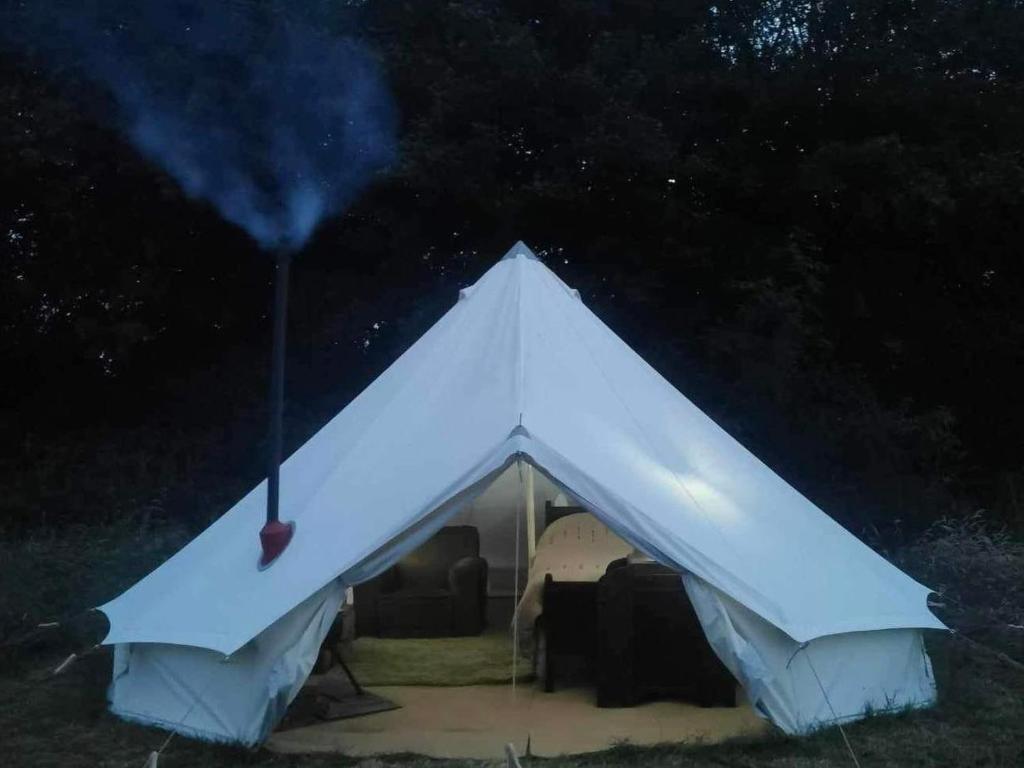 维斯贝希Lainey's Rest的白色帐篷在晚上点燃