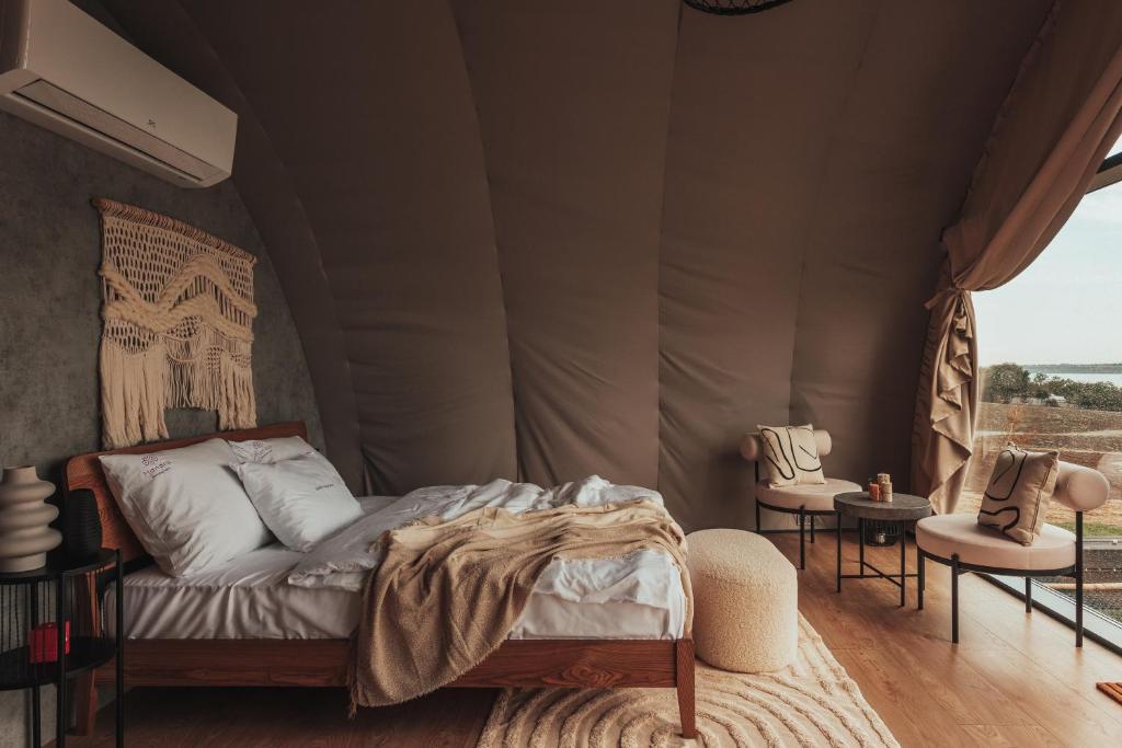 Mandra Lavandiya的帐篷内一间卧室,配有一张床
