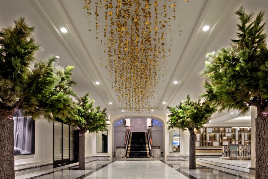 芝加哥芝加哥四季酒店的大堂种植了棕榈树,配有金色吊灯