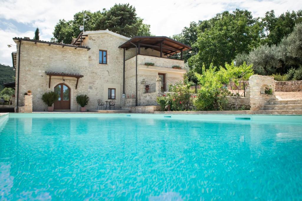 斯波莱托Volver B&B Spoleto的别墅前设有游泳池