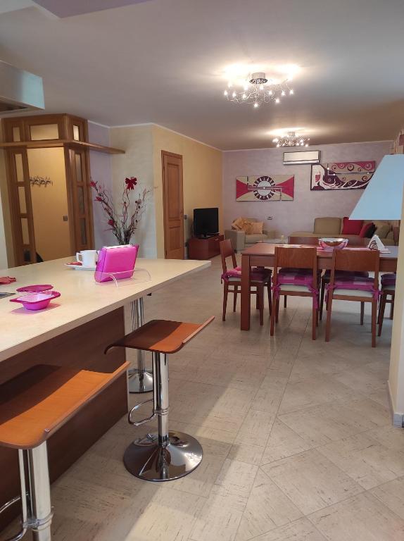 FerrazzanoVilla Pina的厨房以及带桌椅的用餐室。