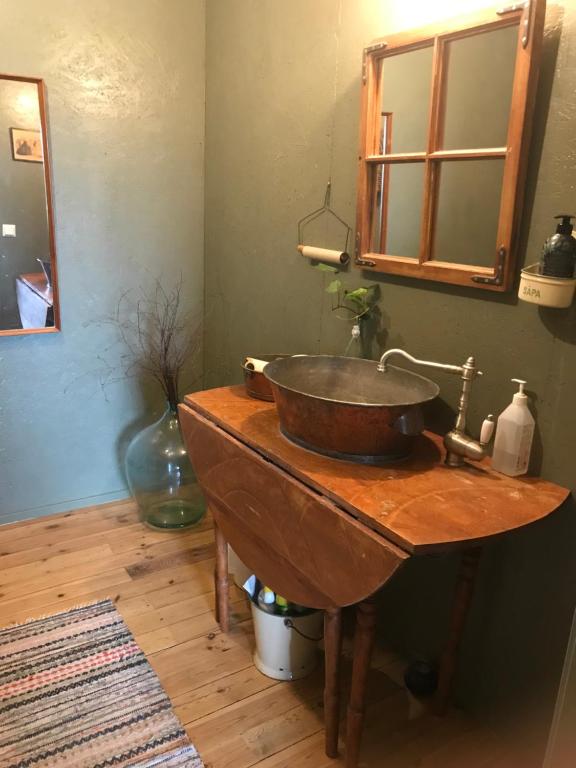 瓦尔贝里Bo på Kvarnen的木制柜台上带木制水槽的浴室
