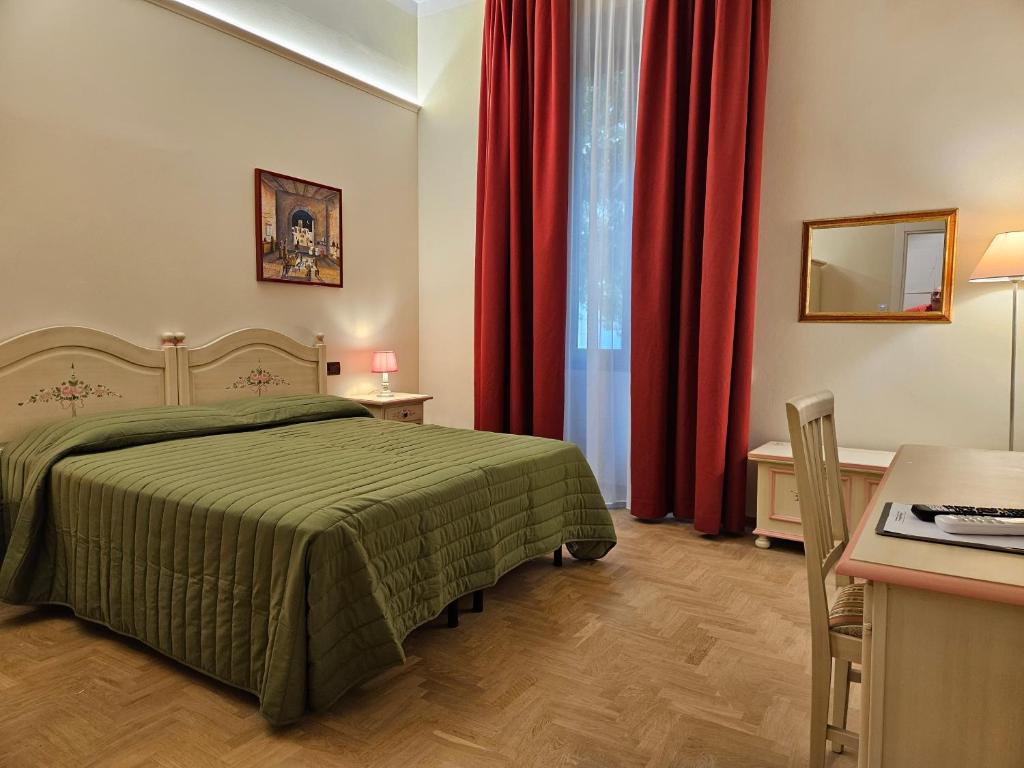 佛罗伦萨Resort del Roster的一间卧室配有绿色的床和红色窗帘