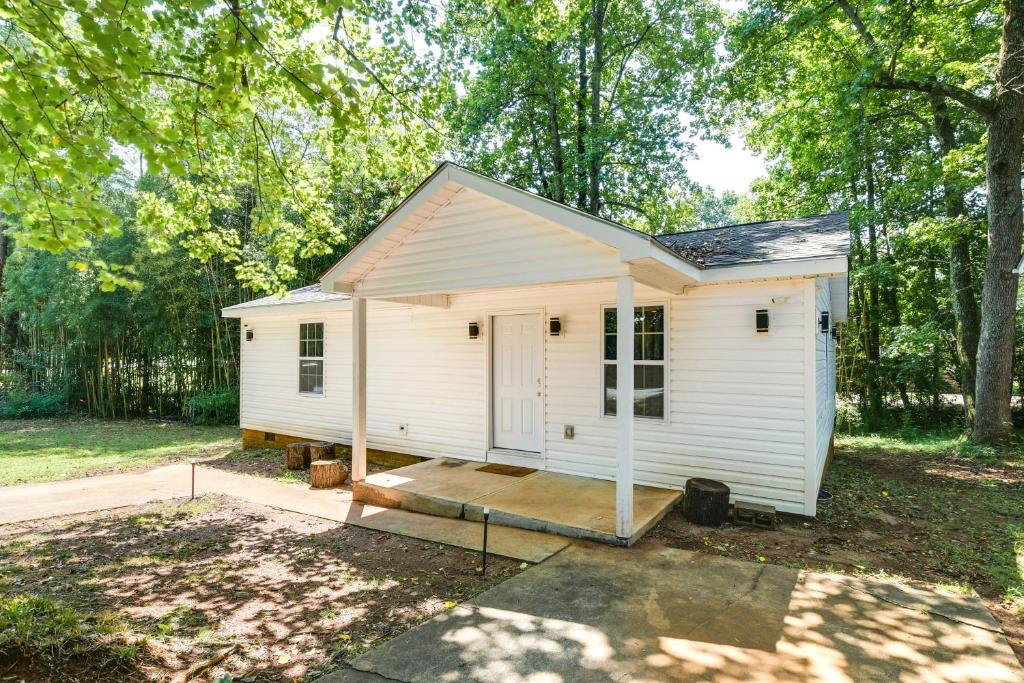 格里尔Greer Vacation Rental about 11 Mi to Greenville!的院子中间的白色小房子