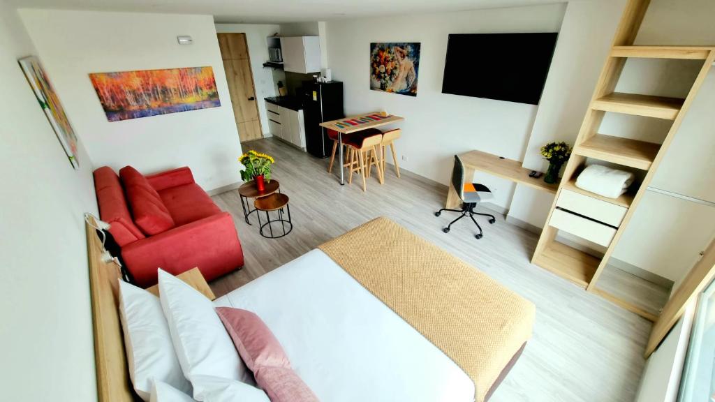 波哥大Toscana LOFT - Apartasuites的一间卧室设有一张床和一间客厅。