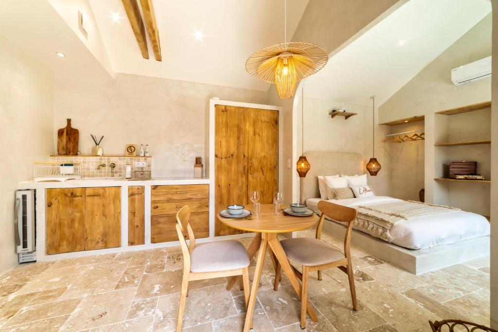 卡斯泰勒诺代斯泰特丰L'Oliveraie d'Eurocentre - Toulouse Nord的卧室配有一张床和一张桌子及椅子
