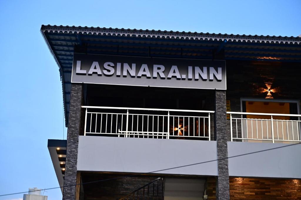 埃尔加德Lasinara inn的一座有标志的建筑,上面写着一个laisanimainn