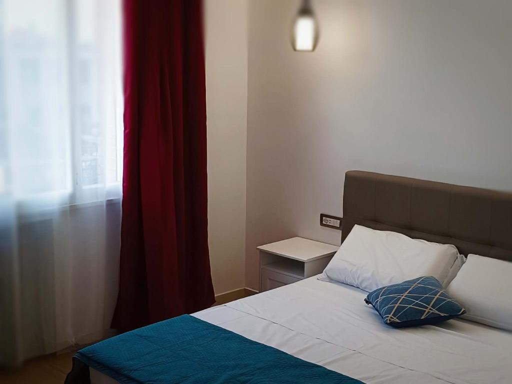 帕多瓦ANMAN HHBB tourism & business rooms的一间卧室配有一张带枕头和窗户的床