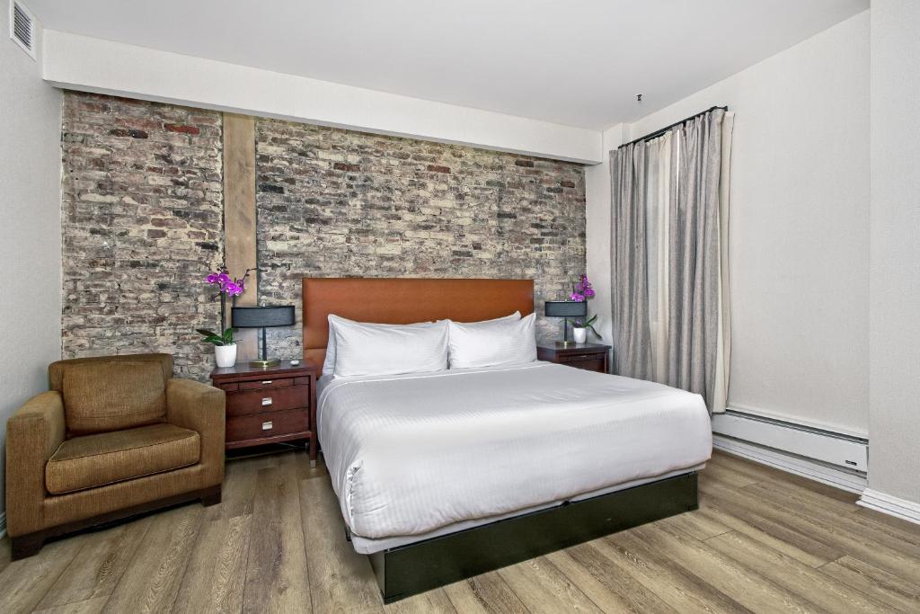 旧金山格里芬酒店的一间卧室配有一张床和一把椅子