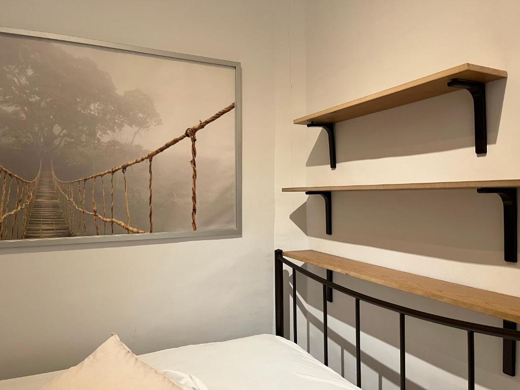 尼亚米卡尼奥纳mini studio的一间卧室,画着吊桥