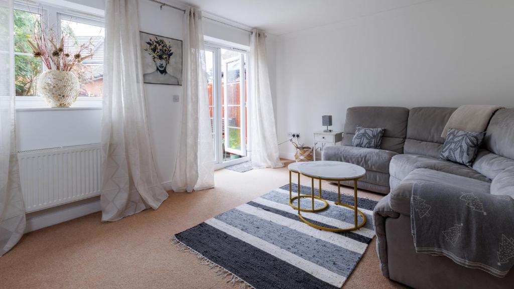 艾尔斯伯里Comfortable 4-Bedroom Home in Aylesbury Ideal for Contractors Professionals or Larger Families的客厅配有沙发和桌子