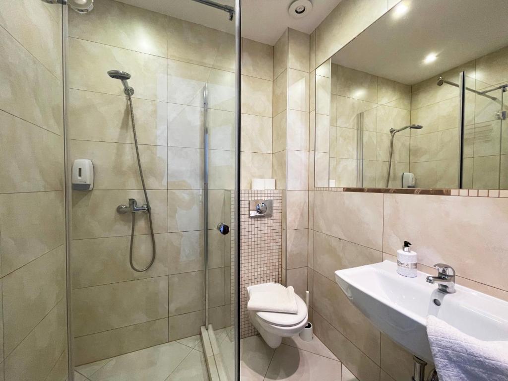 韦巴Willa Karolinka的带淋浴、卫生间和盥洗盆的浴室