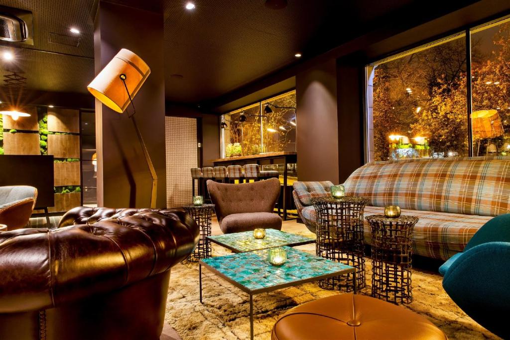 爱丁堡爱丁堡皇家一号汽车旅馆的带沙发、椅子和桌子的客厅