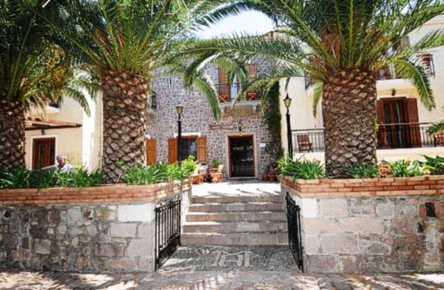 米西姆纳莫利沃斯沃酒店的庭院内两棵棕榈树的房子