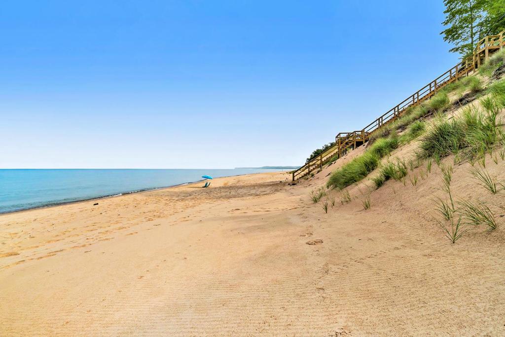 马尼斯蒂Dune House的晴朗的一天,海边的沙滩