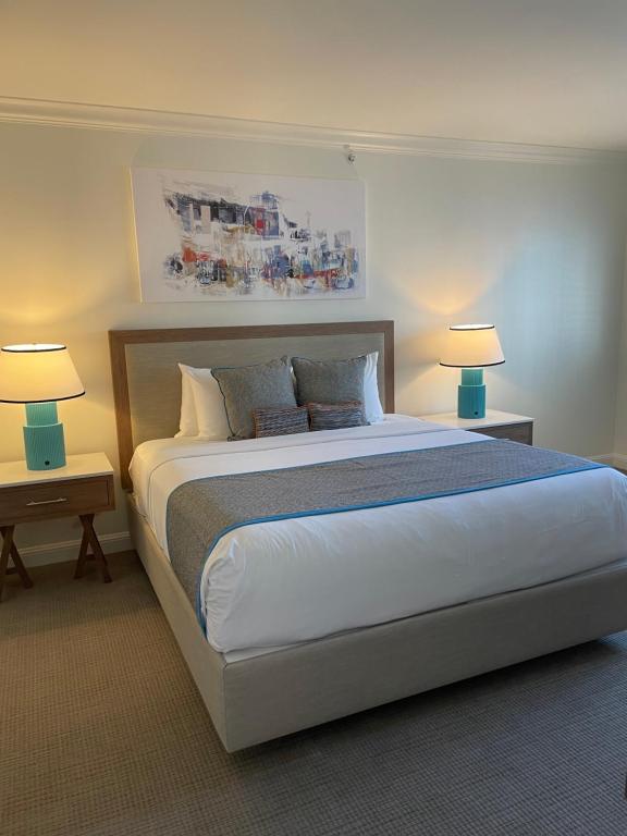 劳德代尔堡The Atlantic Hotel & Spa Condo的一间卧室配有一张大床和两盏灯