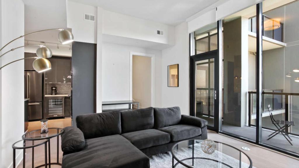亚特兰大Midtown Luxury Apartment的带沙发和玻璃桌的客厅