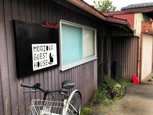 盛冈Mixed Dormitory 6beds room- Vacation STAY 14724v的停在有窗户的建筑旁边的自行车