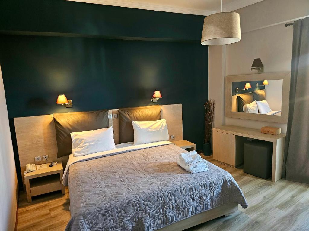 VíliaIdillion的一间卧室设有一张蓝色墙壁的大床