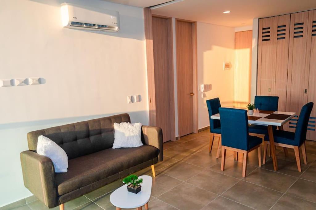 圣玛尔塔Apartamento santa marta的客厅配有沙发和桌子