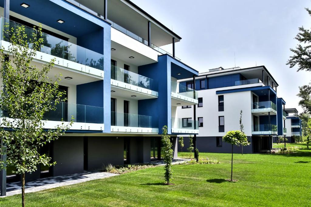 巴拉顿菲兹弗Fűzliget2-Mistral Garden的公寓大楼拥有蓝色和白色装饰