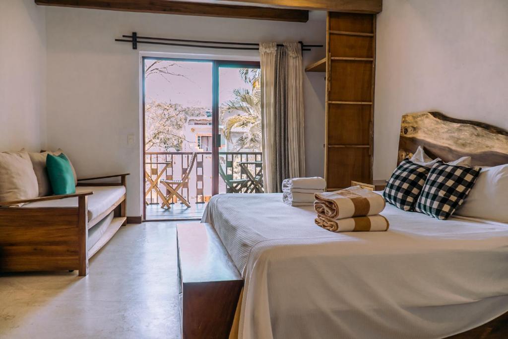 圣法兰西斯克Hotel de Asis的一间卧室设有一张床,享有阳台的景色