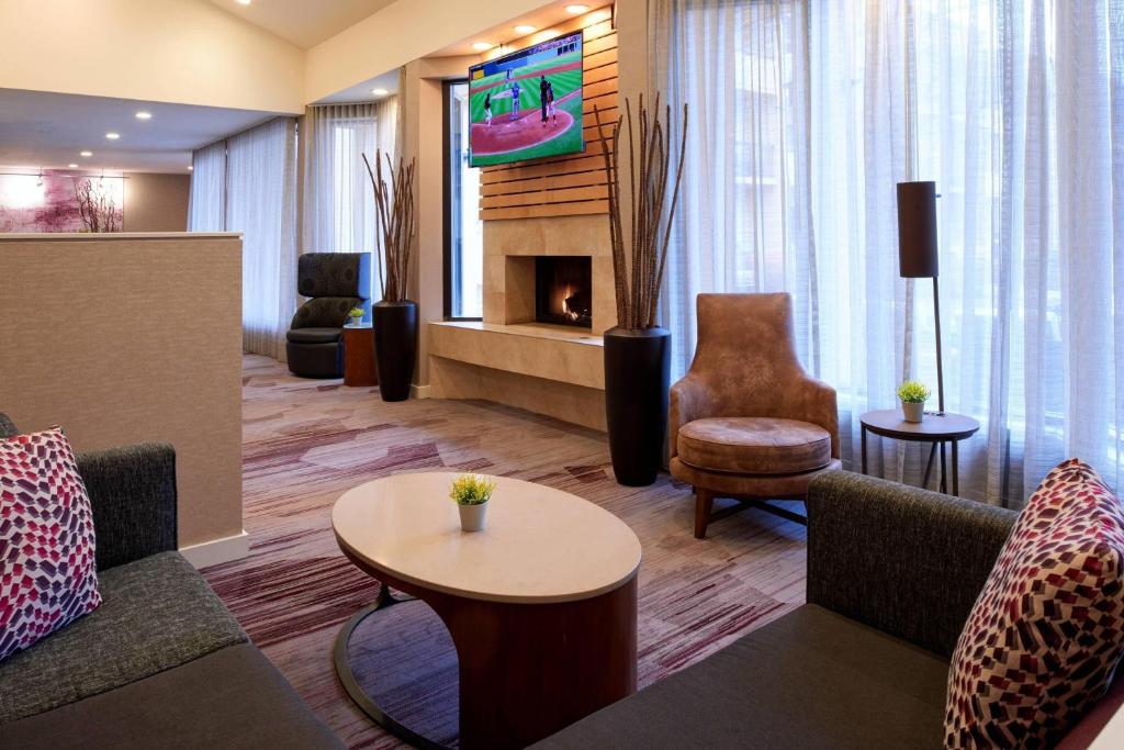 罗缪勒斯底特律都会机场罗穆卢斯万怡酒店的酒店大堂设有沙发和壁炉