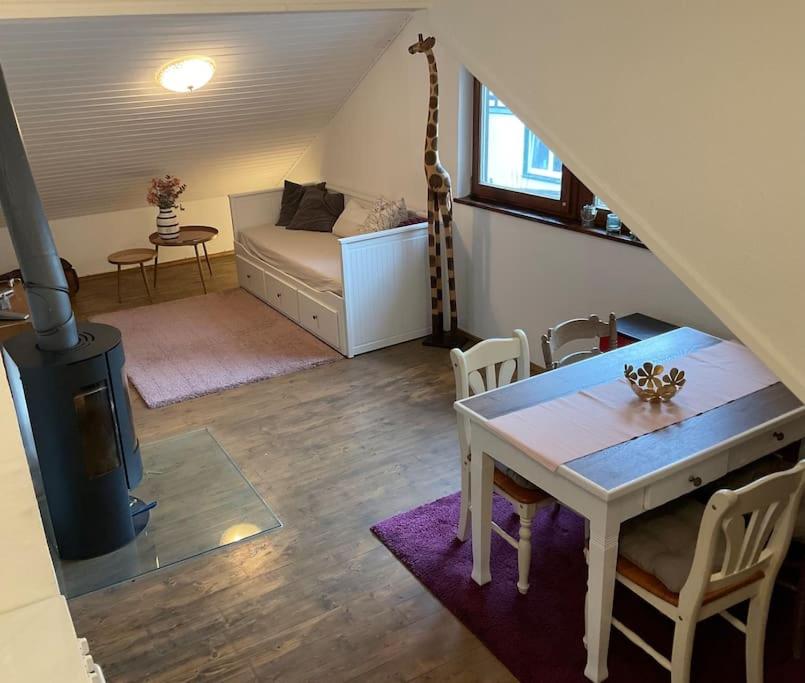 梅舍德Wohnung in idyllischem Örtchen的一间带桌子的客厅和一间带沙发的房间