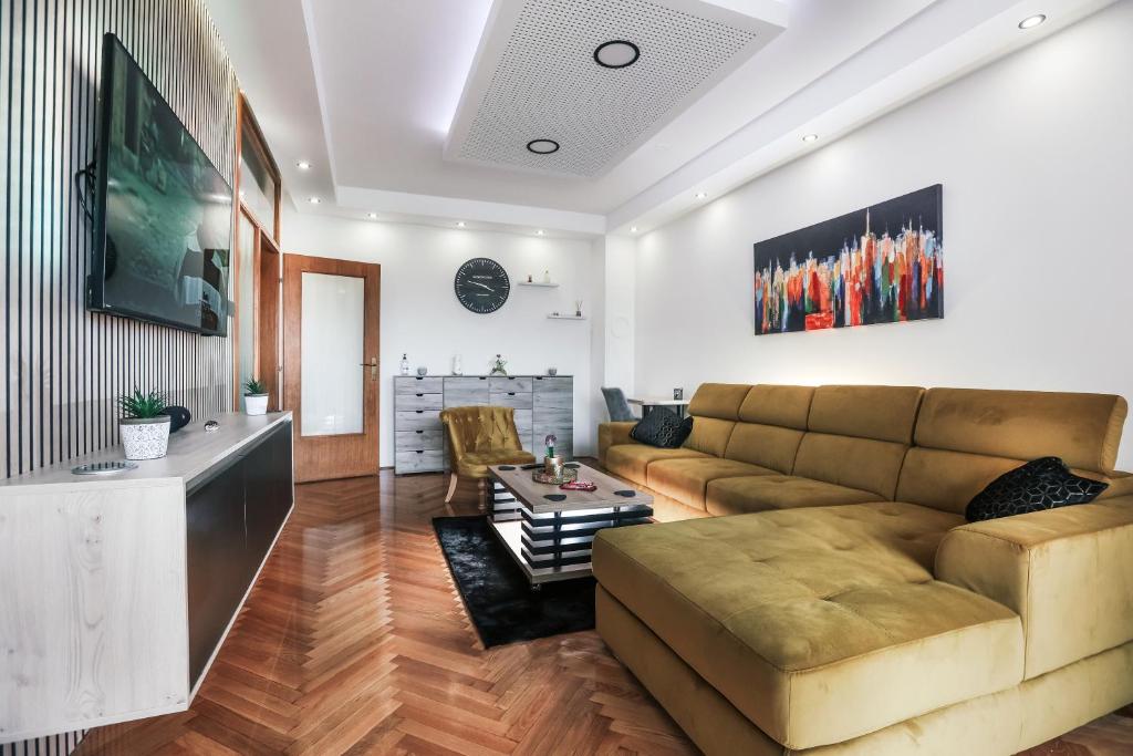 斯拉沃尼亚布罗德Apartman STRONG的客厅配有沙发和桌子