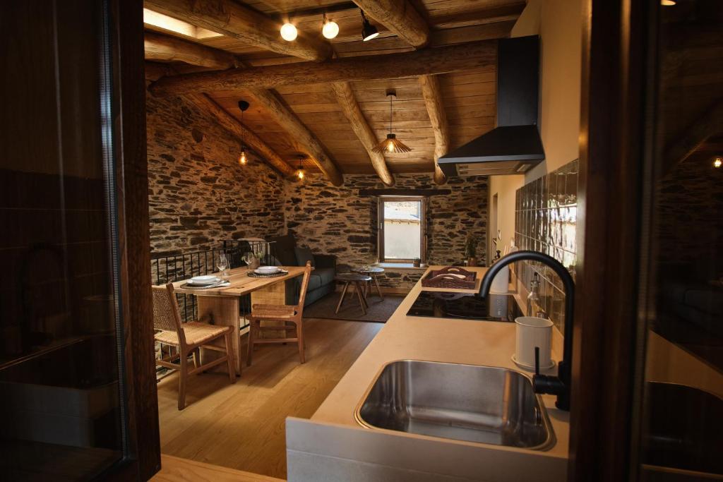 FolgosoA Barreira -Lar da cima-的一个带水槽和桌子的厨房