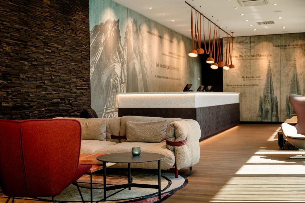 科隆科隆媒体公园一号旅馆的客厅配有沙发和桌子
