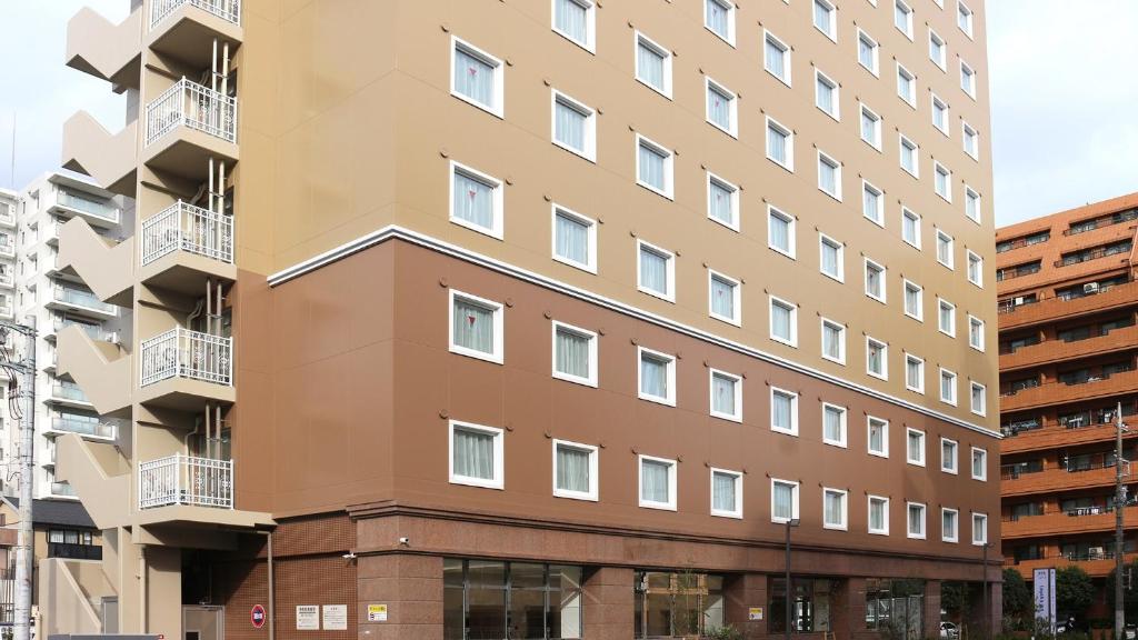 KasukabeToyoko Inn Kasukabe-eki Nishi-guchi的带阳台的建筑外墙