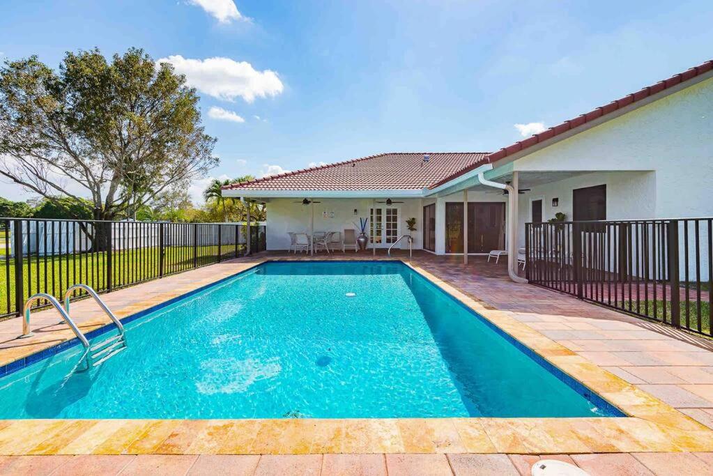 波因顿海滩4/3.5 House with pool- Boynton Beach, FL.的一座房子后院的游泳池