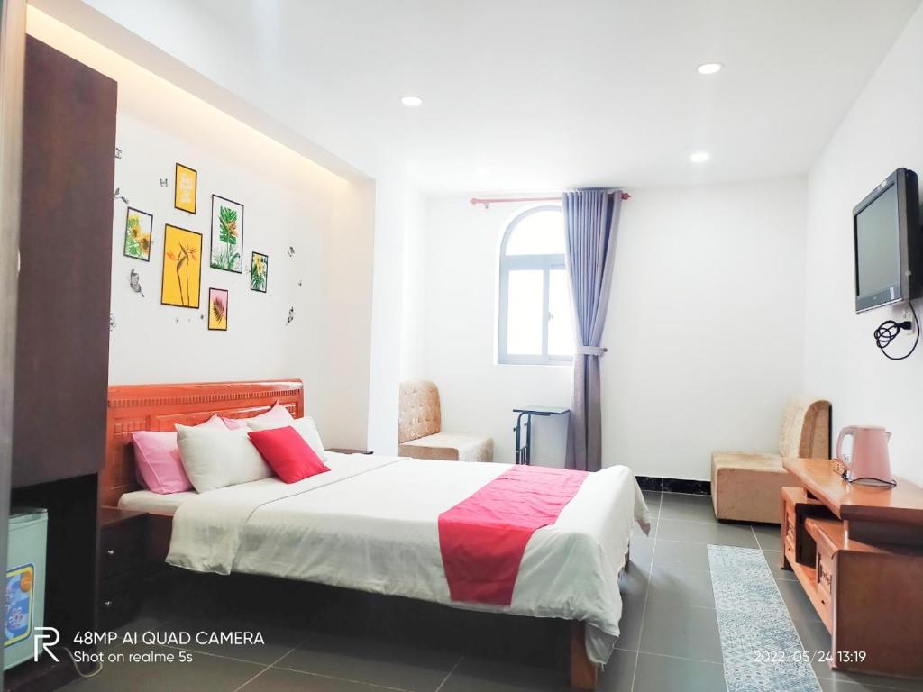 胡志明市Shusimi House的一间酒店客房,配有一张床和一台电视