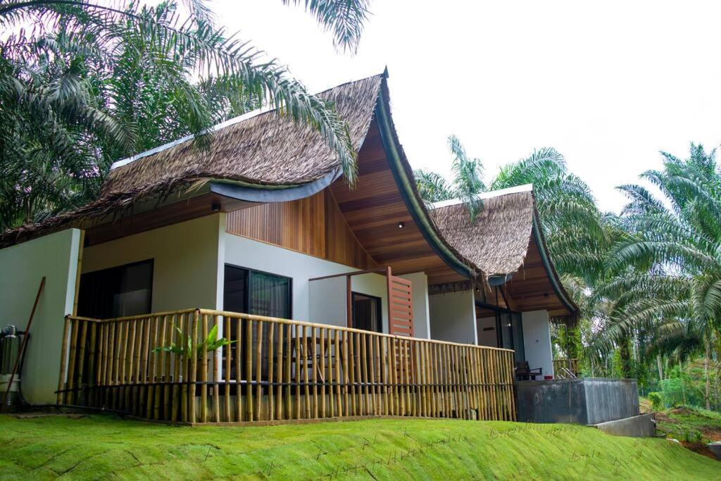 Kampung Sunjai GapoiZen Forest Entire Villa with Private Pool at Karak的前面有围栏的房子