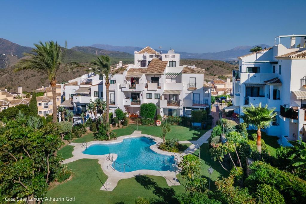 阿尔豪林格朗德Casa Saar Luxury Alhaurin Golf的享有带游泳池的别墅的空中景致