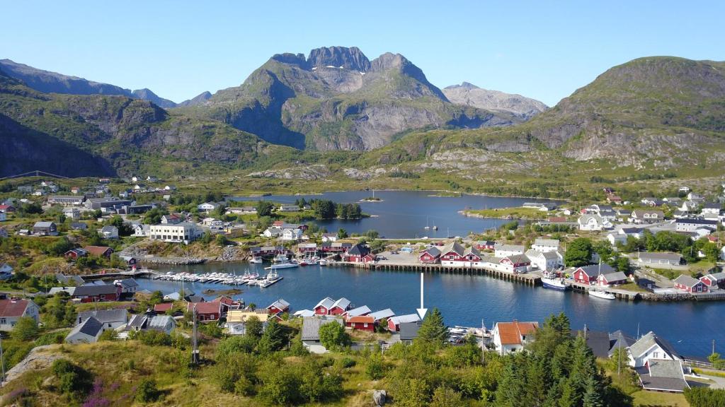 索尔瓦根Lofoten Planet Studio的山中的一个小镇,有港口