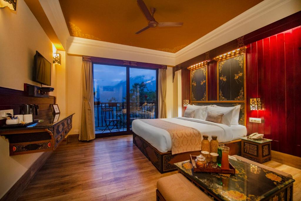 甘托克Amritara Hidden Land, Gangtok - 900 mts from MG Marg的酒店客房设有床和客厅。