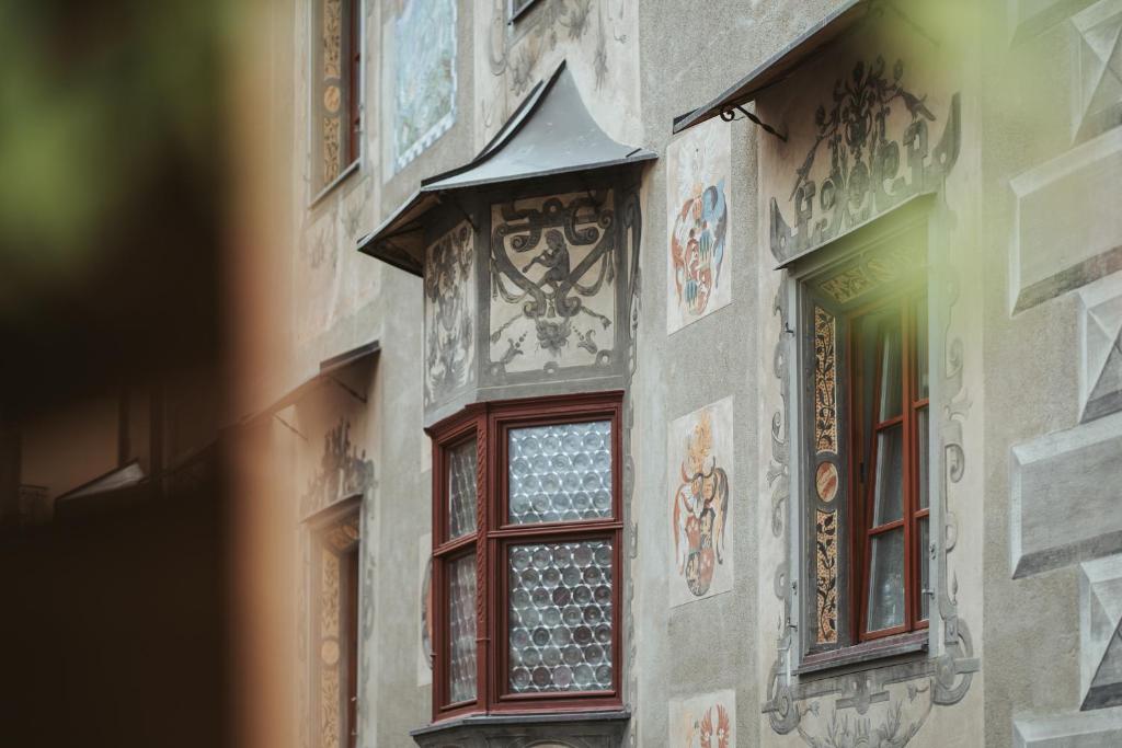 BrixenArthotel Lasserhaus的建筑的侧面设有彩色玻璃窗
