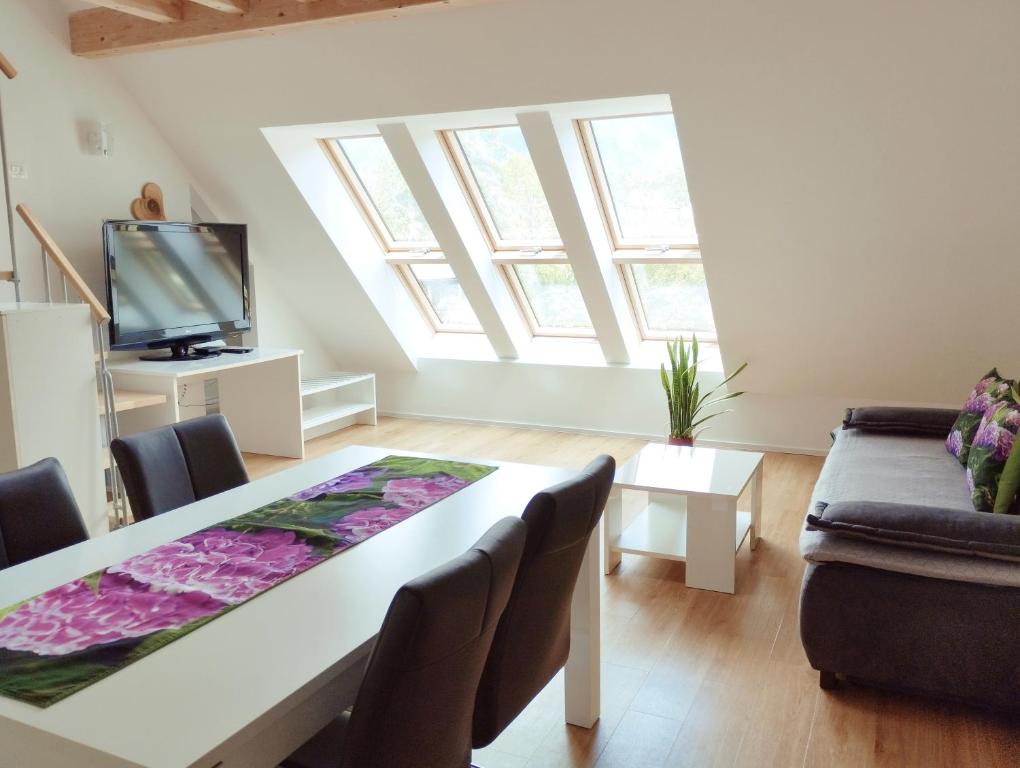 博维茨Apartments Wallas的客厅配有桌子和沙发